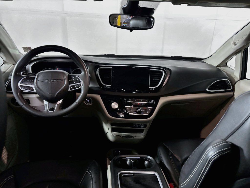 Used 2023 Chrysler Pacifica Touring-L FWD image 12