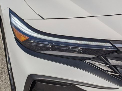 New 2025 Hyundai Elantra SE image 10