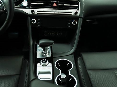 Used 2025 Genesis G70 2.5T image 34