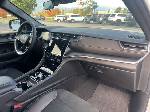 New 2025 Jeep Grand Cherokee Altitude AWD/4WD image 28