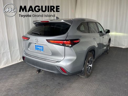 Used 2024 Toyota Highlander XLE AWD/4WD image 32