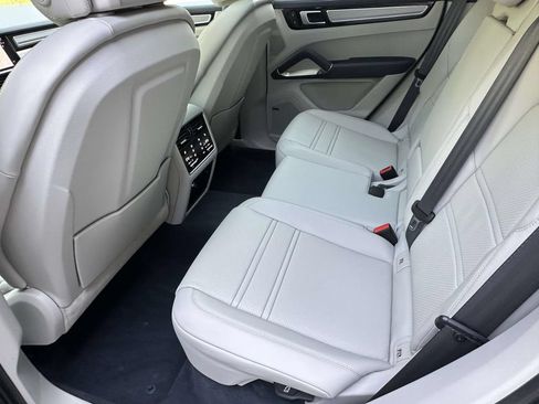 Certified 2022 Porsche Cayenne Turbo AWD/4WD image 13