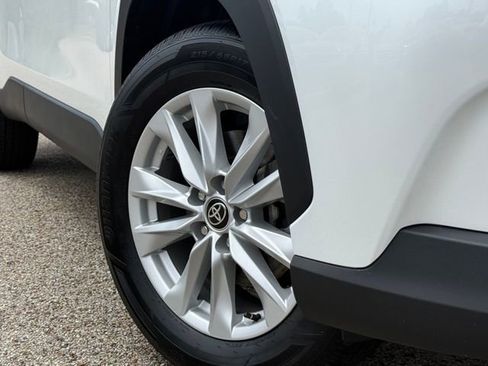 Used 2022 Toyota Corolla Cross LE FWD image 2