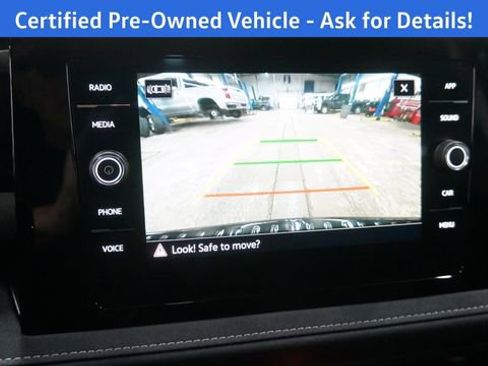 Certified 2025 Volkswagen Taos SE image 17