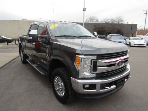 Used 2017 Ford F250 XLT w/ XLT Premium Package image 4