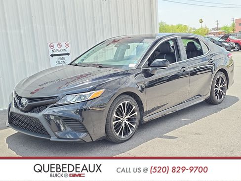 Used 2020 Toyota Camry SE w/ Convenience Package FWD image 3