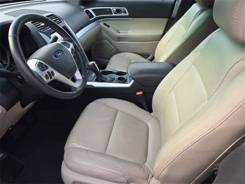 Used 2014 Ford Explorer XLT w/ Equipment Group 202A image 2