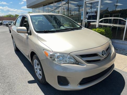 Used 2011 Toyota Corolla LE FWD image 2