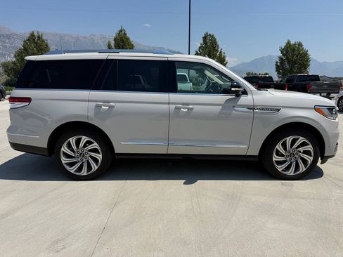 Used 2022 Lincoln Navigator Reserve AWD/4WD image 2