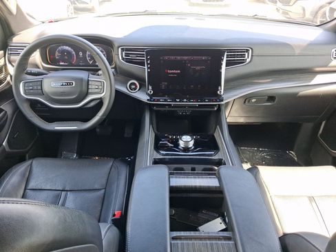 Used 2024 Jeep Wagoneer L Series II w/ Flexible Seating Group AWD/4WD image 8
