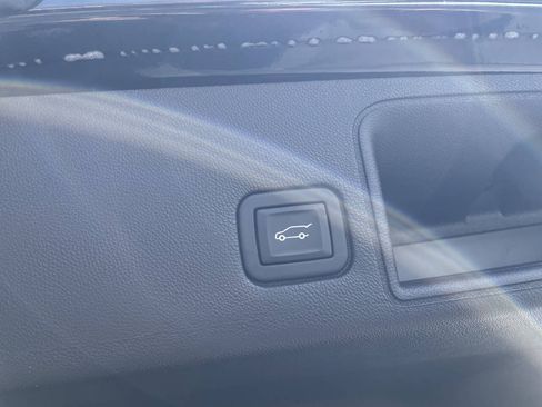 Used 2023 GMC Terrain SLT AWD/4WD image 6
