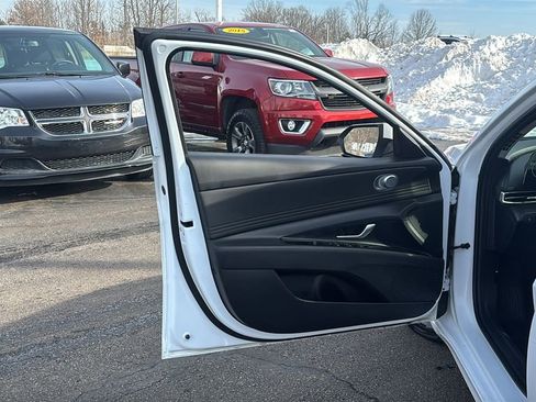 Used 2025 Hyundai Elantra SEL image 11