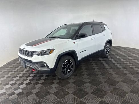 Used 2025 Jeep Compass Trailhawk AWD/4WD image 5