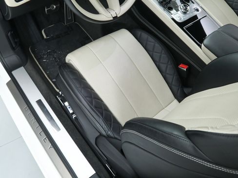 Used 2021 Bentley Continental GT V8 image 23