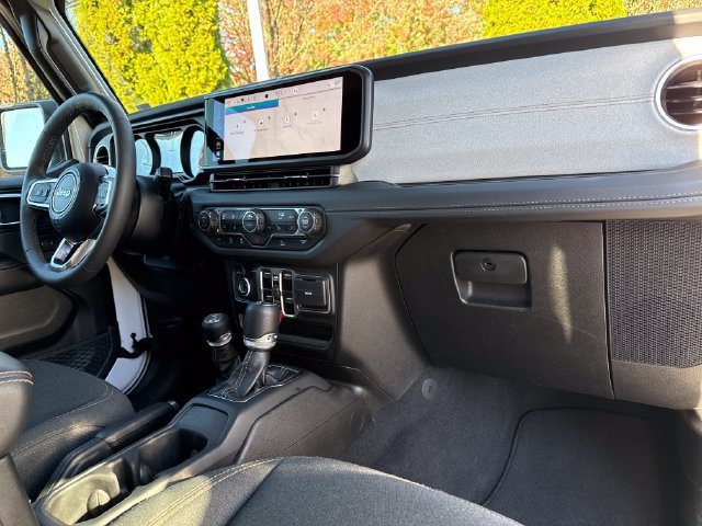 Used 2025 Jeep Wrangler Unlimited Sahara AWD/4WD image 24
