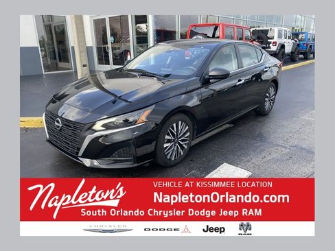 Used 2024 Nissan Altima 2.5 SV FWD image 1