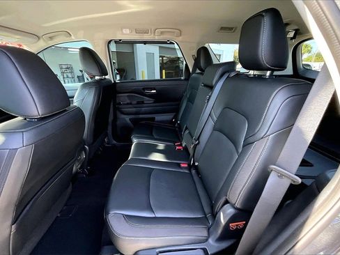 Used 2023 Nissan Pathfinder SL w/ Lighting Package (N92) image 17