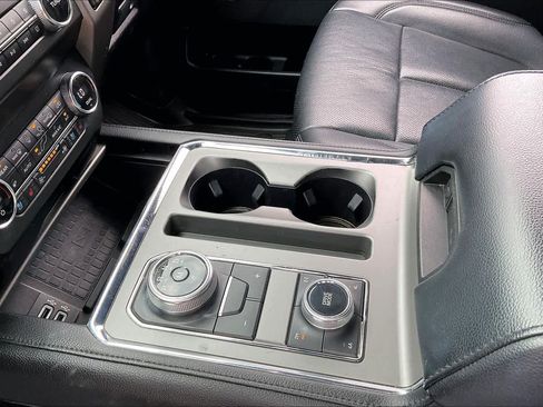 Used 2019 Ford Expedition XLT w/ Equipment Group 202A AWD/4WD image 14
