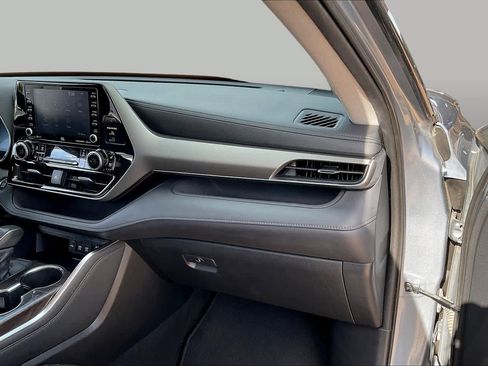 Used 2021 Toyota Highlander Limited FWD image 19