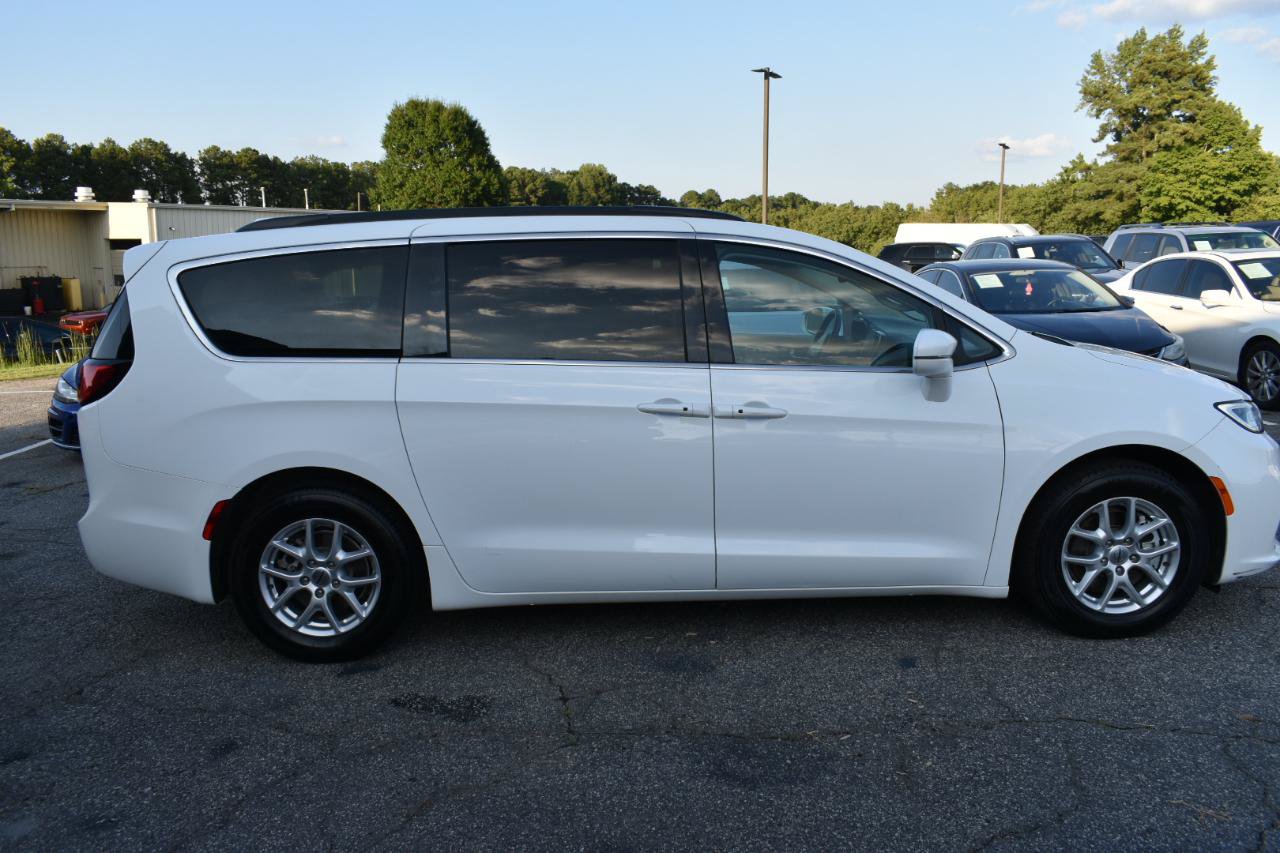 Used 2022 Chrysler Pacifica Touring-L FWD image 9