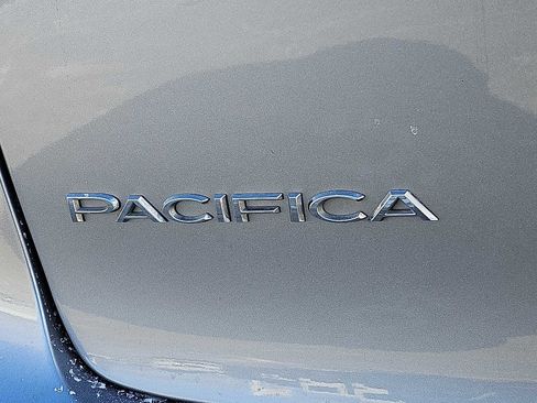 Used 2018 Chrysler Pacifica Touring-L w/ Tire & Wheel Group image 34