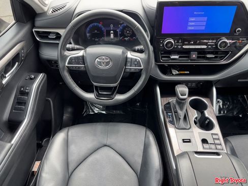 Used 2023 Toyota Highlander Limited image 16