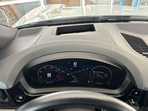 Used 2025 Porsche Cayenne w/ Premium Package Plus AWD/4WD image 17