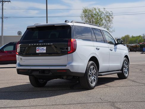 Used 2025 Ford Expedition Active AWD/4WD image 3