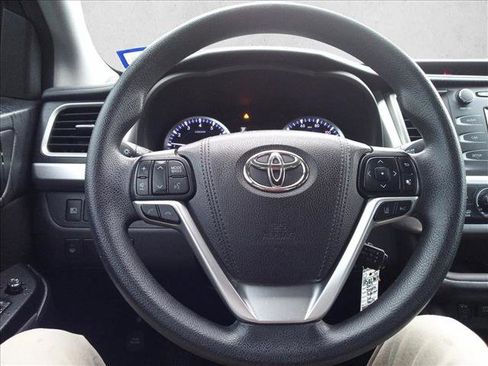 Used 2017 Toyota Highlander LE image 16