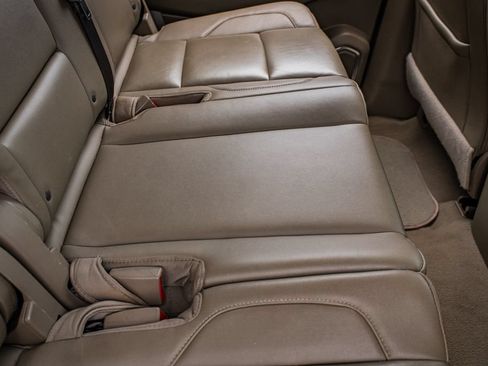 Used 2019 Chevrolet Suburban LT RWD image 42