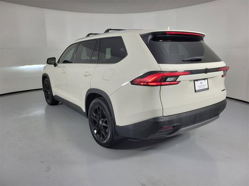 Used 2024 Toyota Grand Highlander XLE image 3