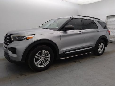 Used 2020 Ford Explorer XLT w/ Class III Trailer Tow Package AWD/4WD image 2