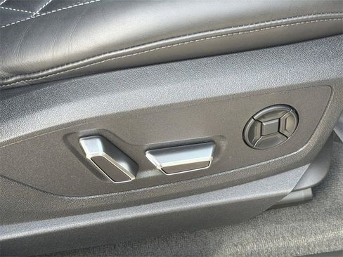 Used 2022 Audi e-tron S Prestige w/ Prestige Package image 34