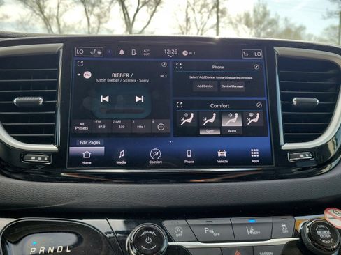Used 2023 Chrysler Pacifica Touring-L FWD image 24