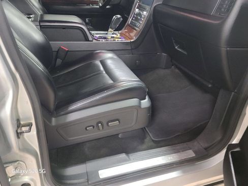 Used 2017 Lincoln Navigator Select image 15