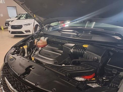 Used 2022 Chrysler Pacifica Touring-L image 12