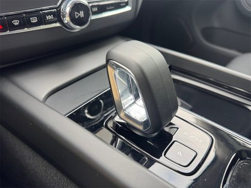 Certified 2025 Volvo XC60 B5 Core image 14