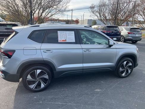 Used 2025 Volkswagen Taos SE image 6