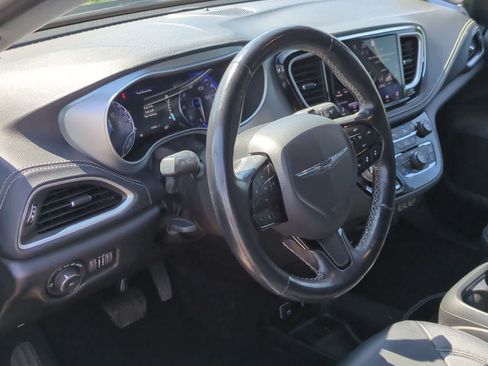 Used 2021 Chrysler Pacifica Touring-L w/ Uconnect Theater Family Group AWD/4WD image 10