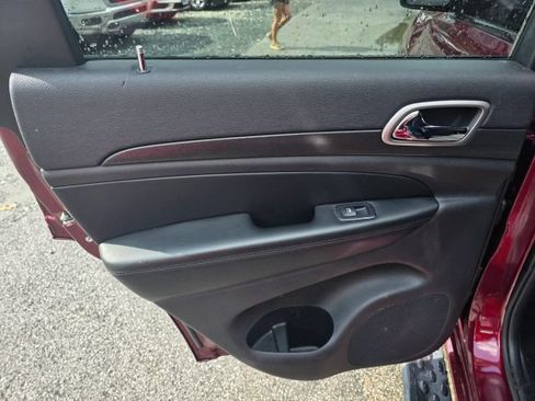 Used 2018 Jeep Grand Cherokee Altitude AWD/4WD image 19