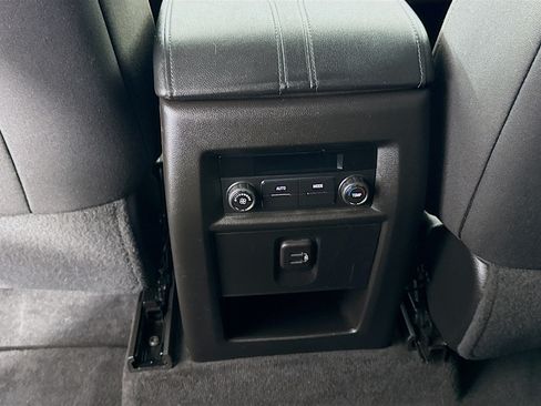 Used 2023 Chevrolet Traverse LT FWD image 26