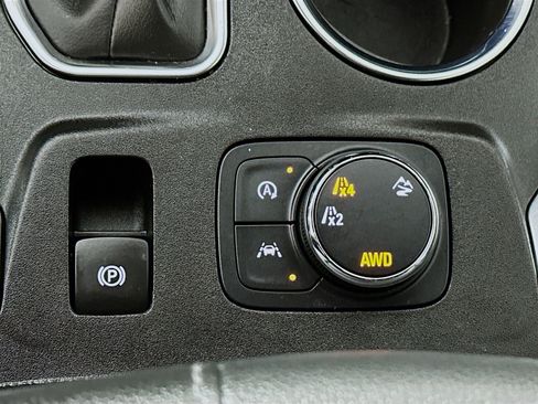 Used 2023 Chevrolet Traverse LT w/ Rear Camera Mirror Package AWD/4WD image 19