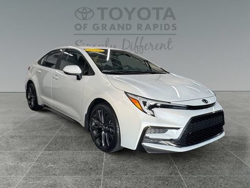 Certified 2025 Toyota Corolla SE FWD image 1