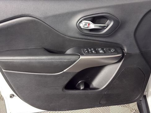 Used 2019 Jeep Cherokee Latitude Plus w/ Comfort/Convenience Group image 25