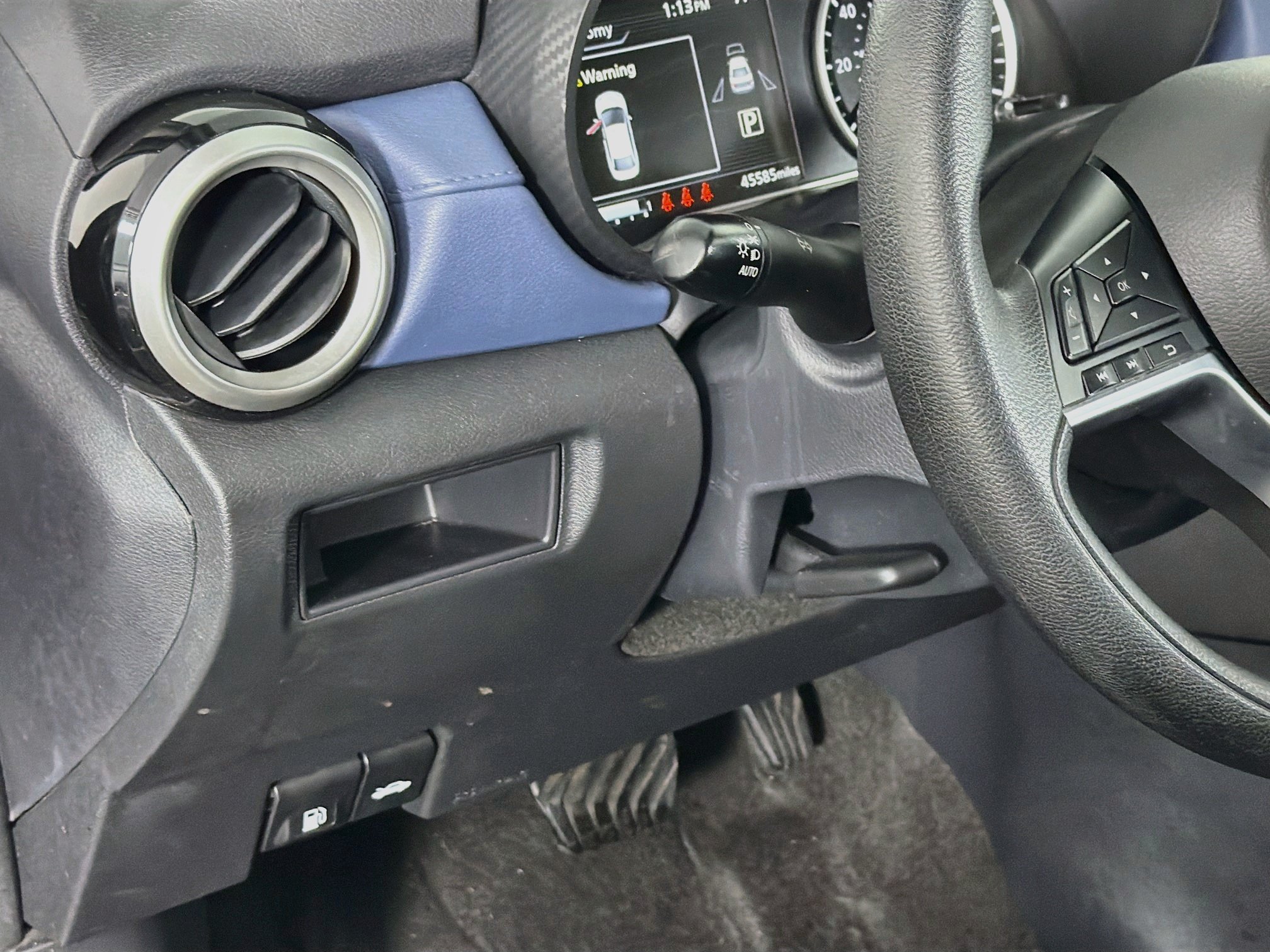 Used 2025 Nissan Versa SV FWD image 17