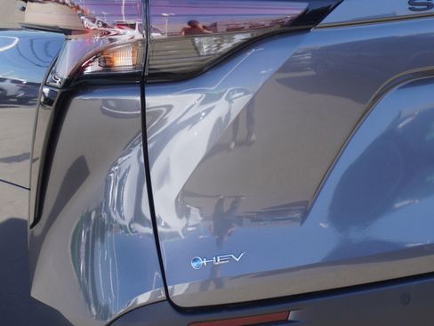 Used 2025 Toyota Sienna XLE image 9