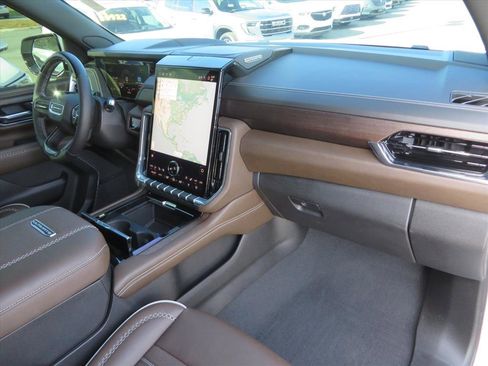 Used 2025 GMC Yukon Denali Ultimate image 12