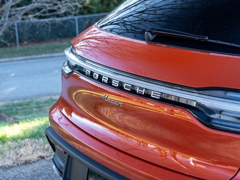 Certified 2022 Porsche Macan image 15