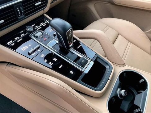 Used 2022 Porsche Cayenne AWD/4WD image 16
