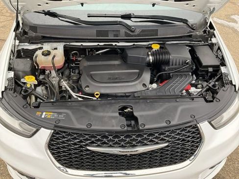 Used 2023 Chrysler Pacifica Touring-L image 12